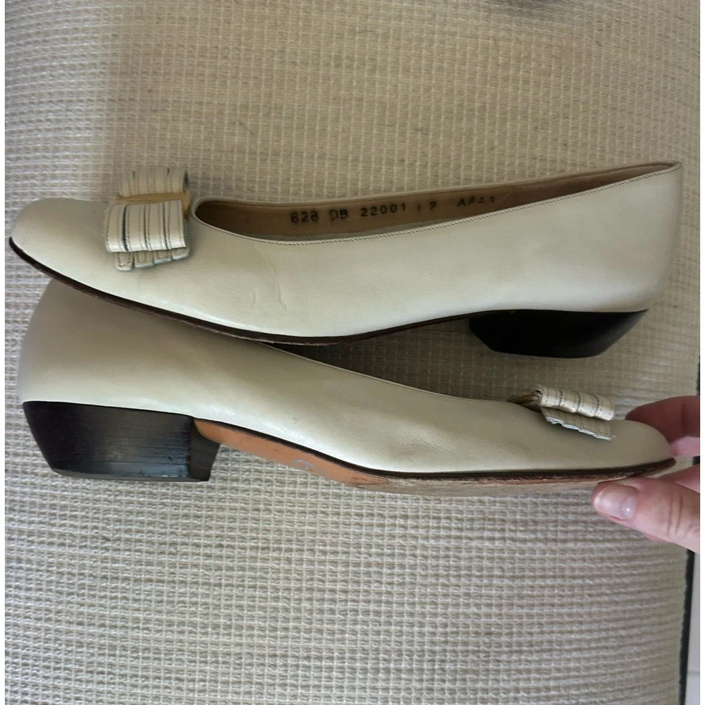 Stunning 🎀Ferragamo Vintage Cream Leather Bow Flats